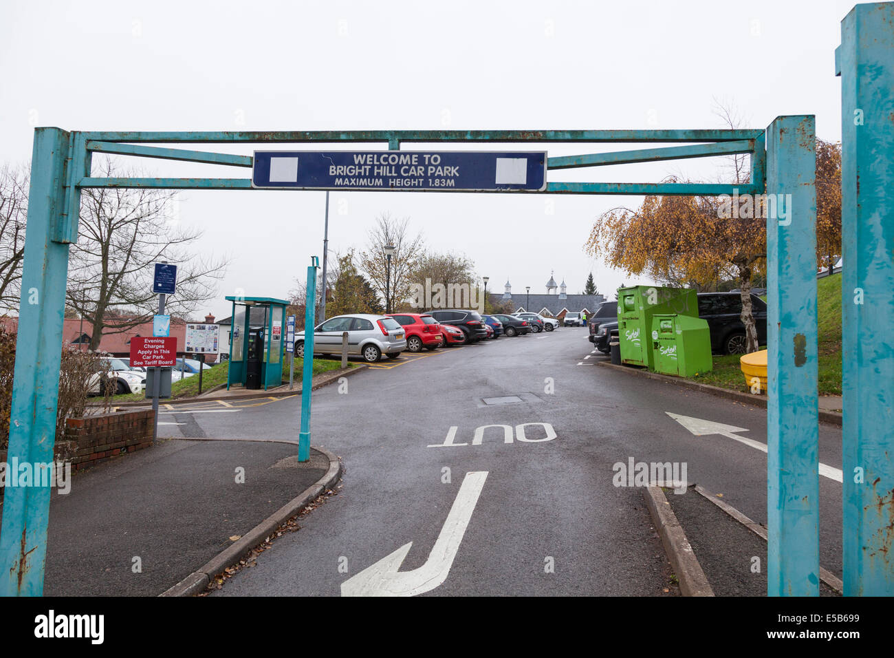 Entrée parking avec sa barrière de la limitation de hauteur et signer, lumineux Hill, Guildford, Surrey, Angleterre. Banque D'Images