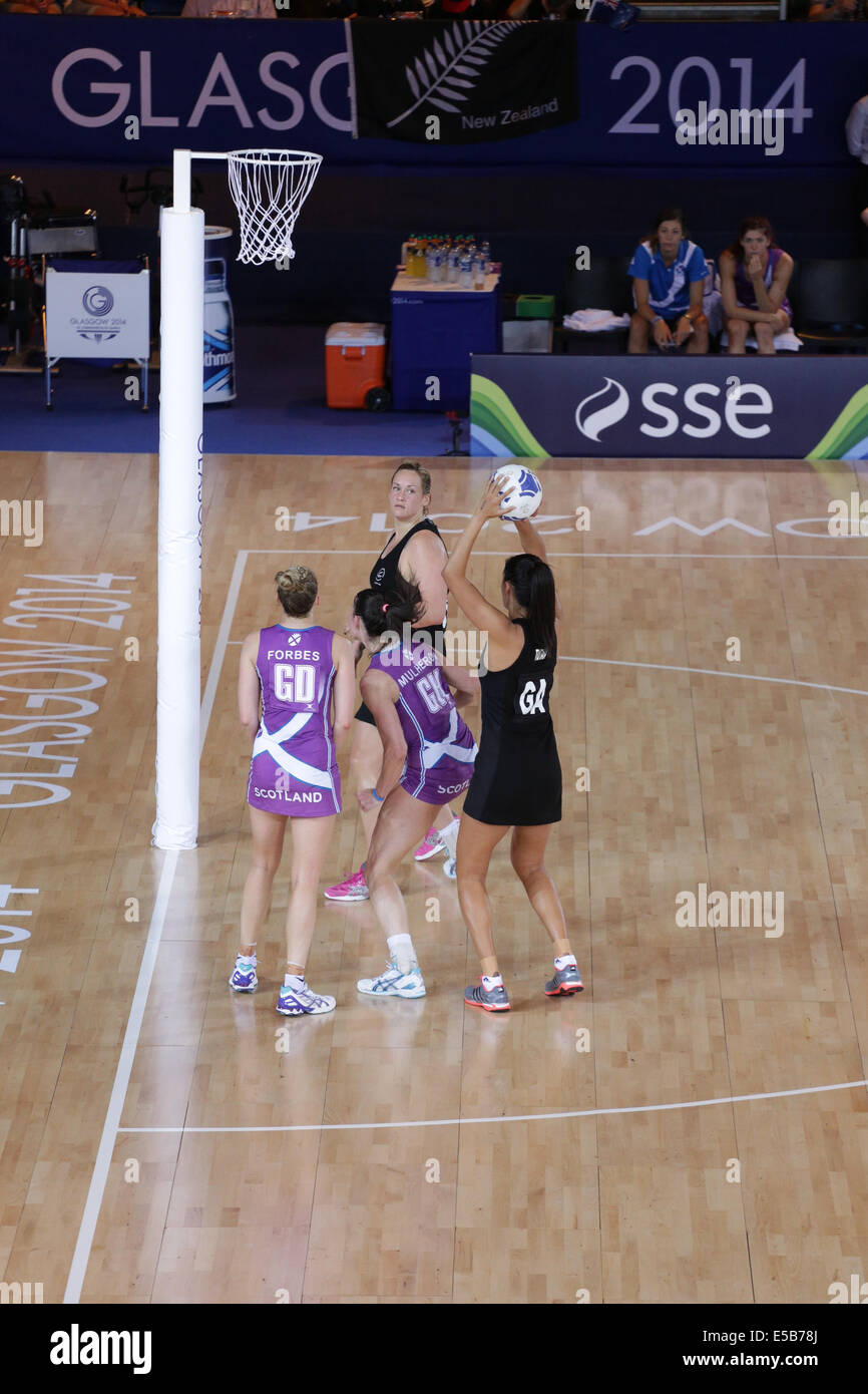 SECC, Glasgow, Écosse, Royaume-Uni, samedi, 26 juillet 2014. La GA de Nouvelle-Zélande Maria Tutaia se prépare à tirer pour le but dans leur match préliminaire Round contre l'Ecosse que la Nouvelle-Zélande a remporté 71-14 aux Jeux du Commonwealth de Glasgow 2014 Banque D'Images