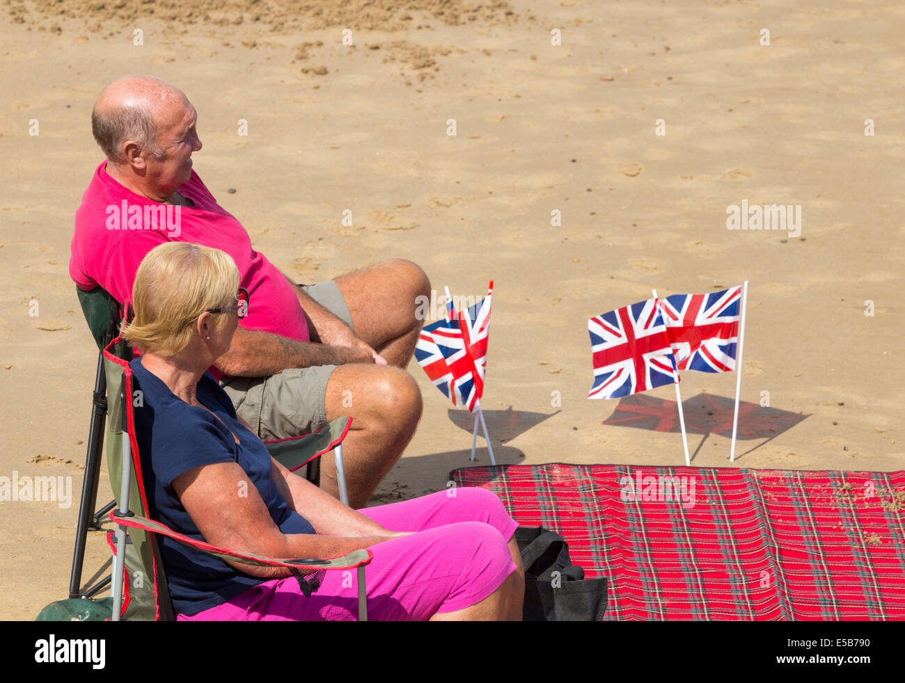Couple de personnes âgées sur la plage en Angleterre en été. UK Banque D'Images