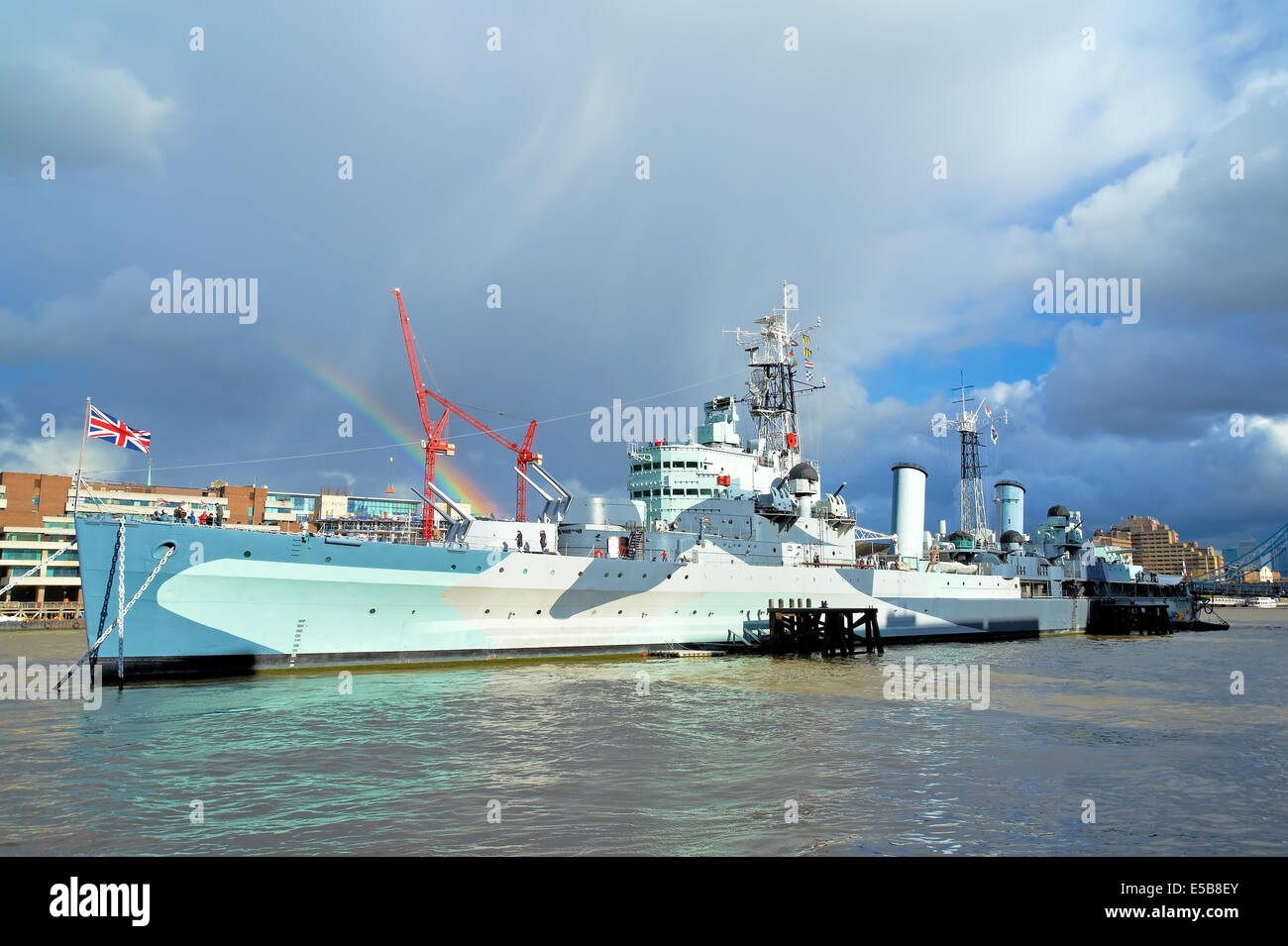 Le HMS Belfast lors de mauvaises conditions météorologiques. Banque D'Images