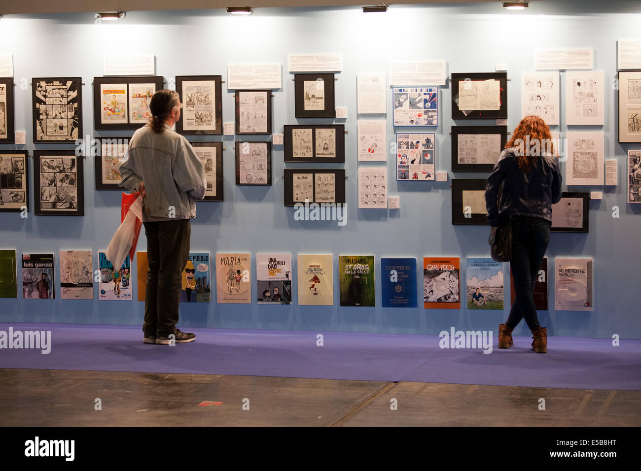 Fans regardant le mur de bandes dessinées à la Foire internationale de la Comic de Barcelone le 17 mai 2014 à Barcelone, Catalogne, Espagne. Banque D'Images