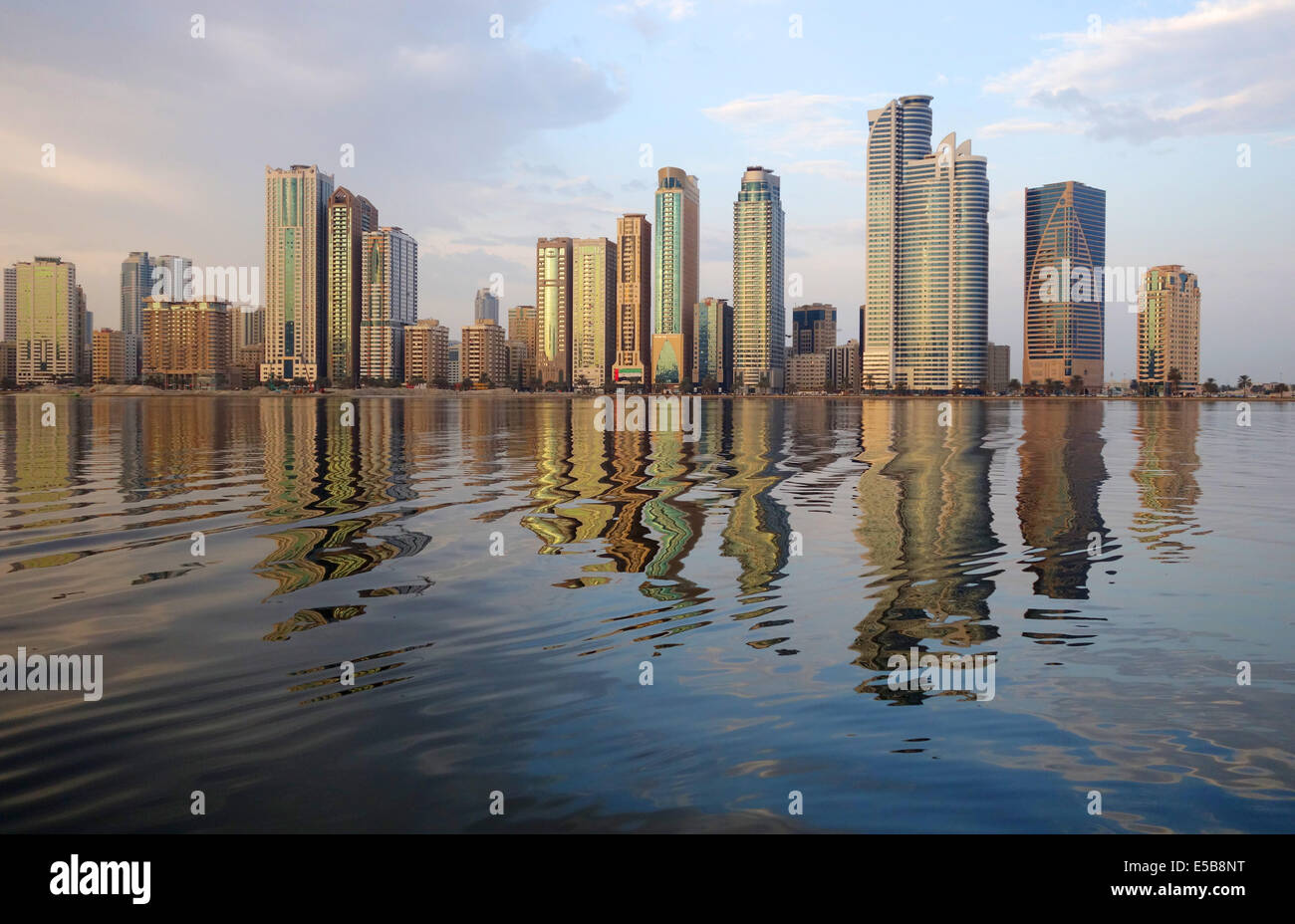 Dubai skyline réfléchi sur le lagon de Khaled à la Corniche Buhaira Banque D'Images