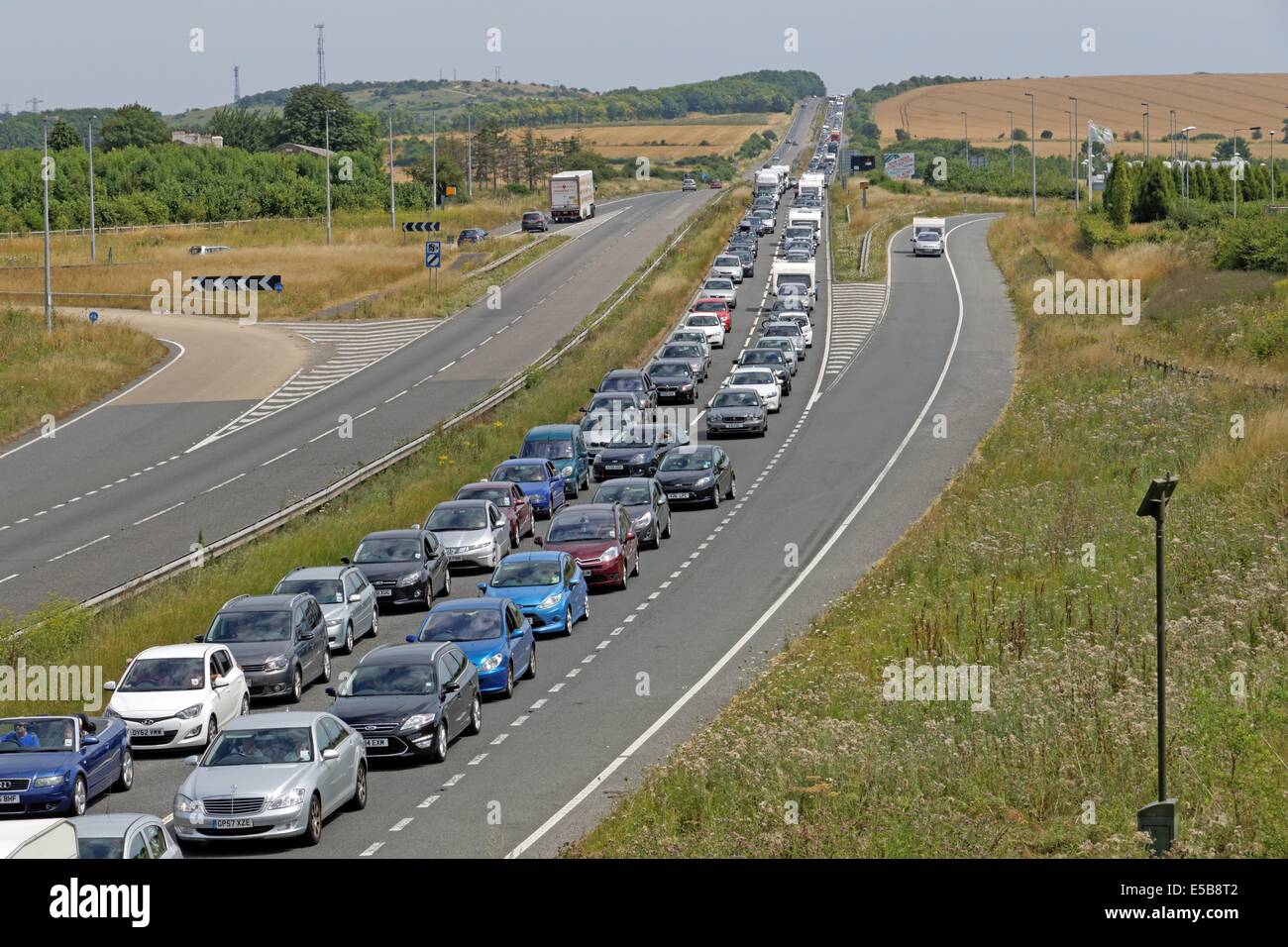 File d'attente de circulation sur A303 menant à Stonehenge. Banque D'Images