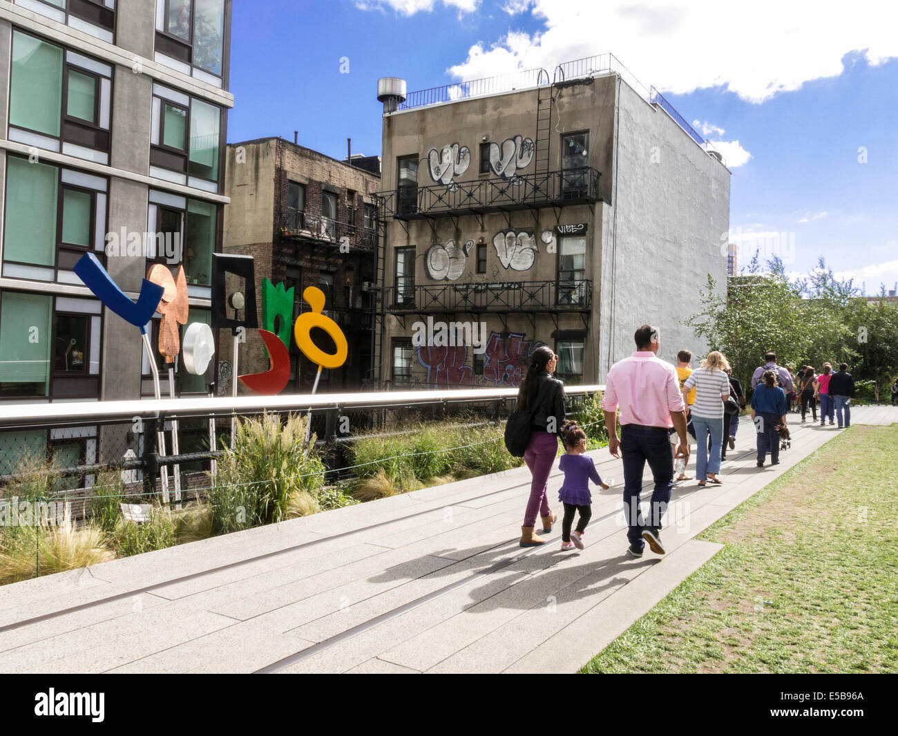 Les visiteurs de marcher sur le parc High Line, NYC Banque D'Images