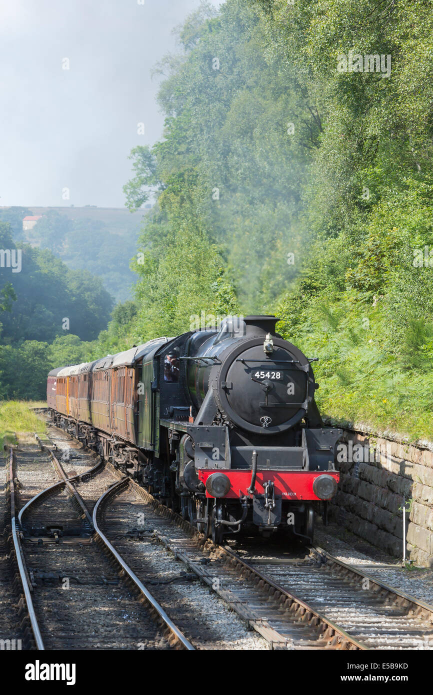 Stanier cinq noir 45428 'Eric Treacy' exploité par le North Yorkshire Moors Railway, à la station Goathland Banque D'Images