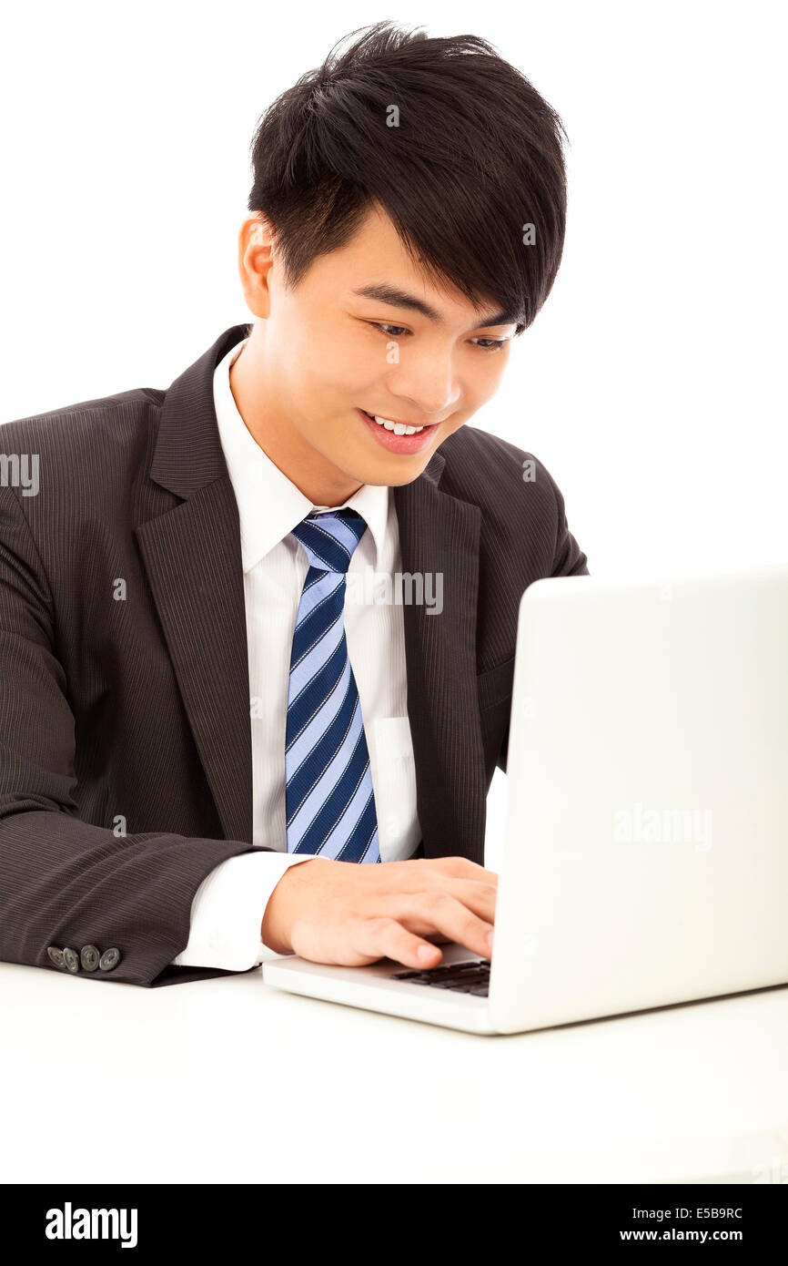 Jeune homme d'affaires à l'aide d'un ordinateur portable Banque D'Images