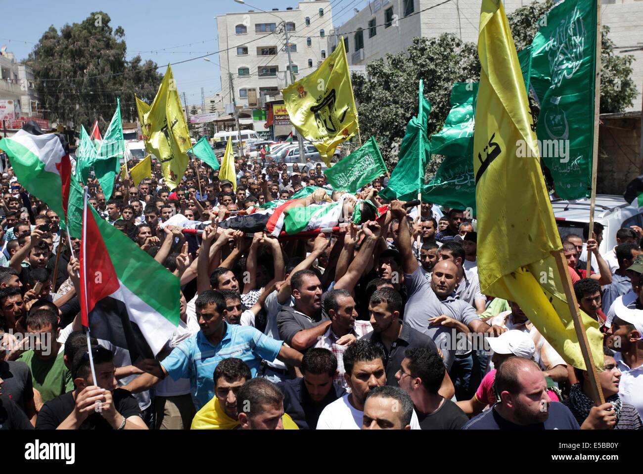 (140726) -- Naplouse, le 26 juillet 2014 (Xinhua) -- Les Palestiniens portent le corps de Tayyeb Shehada, 21 ans, et Mohammed Odeh, 22 infirmiers, qui dit ont été tués lors d'affrontements avec les troupes israéliennes vendredi, au cours de leurs funérailles dans la ville cisjordanienne de Hawara, près de Naplouse, le 26 juillet 2014. Medecins dit huit Palestiniens ont été tués dans des affrontements près de la villes de Cisjordanie de Naplouse et Hébron, le vendredi, après les manifestations contre l'opération militaire d'Israël dans la bande de Gaza. (Xinhua/Ayman Nobani) Banque D'Images