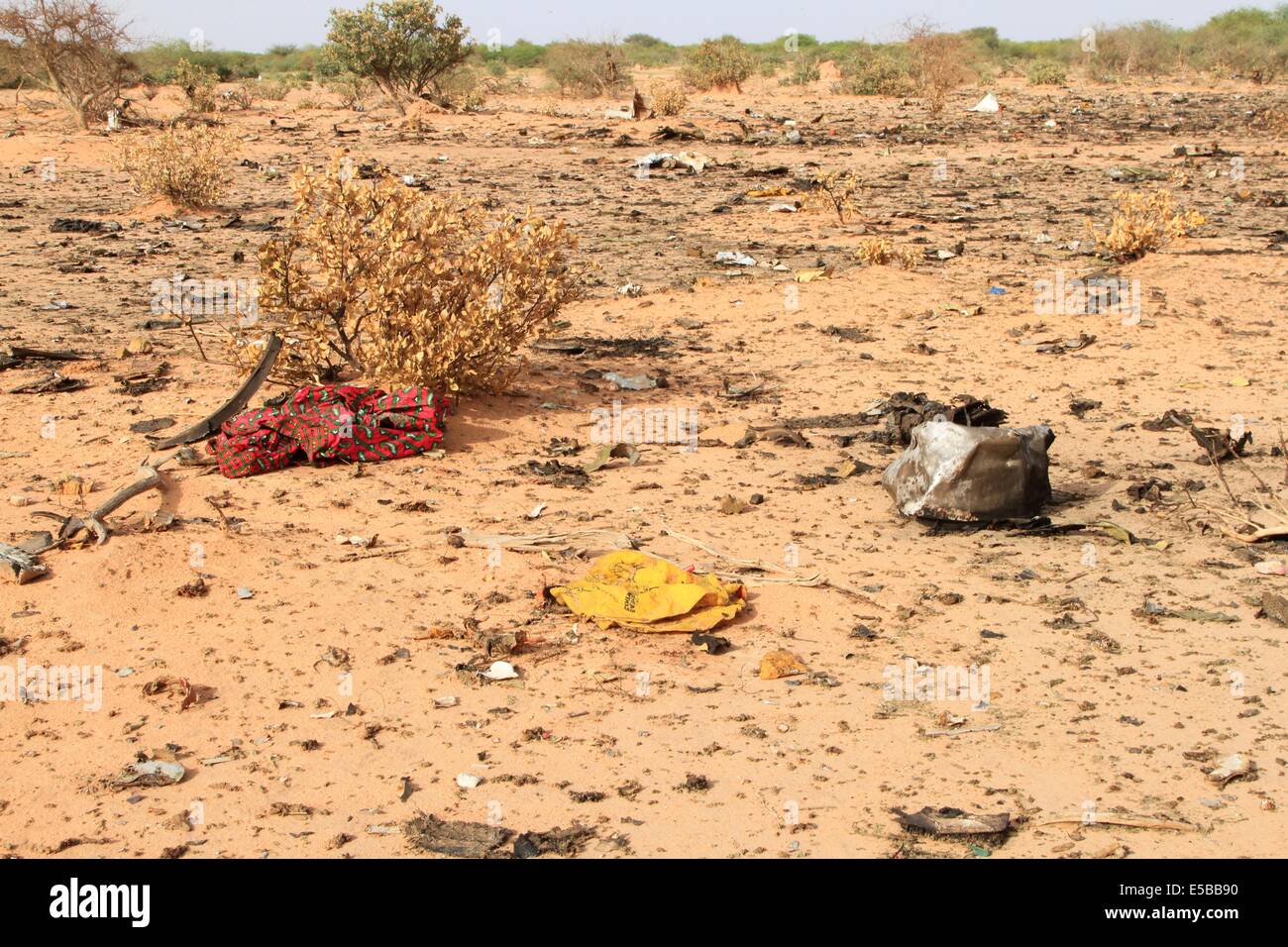 Ouagadougou. 26 juillet, 2014. Photo prise le 25 juillet 2014 montre le site de l'écrasement de l'avion d'Air Algérie AH 5017, dans la région de Gossi Mali. La seconde boîte noire de l'avion a été trouvé dans le site de l'écrasement, l'Organisation des Nations Unies La Mission de stabilisation intégrée multidimensionnelle a déclaré samedi. Source : Xinhua/Alamy Live News Banque D'Images