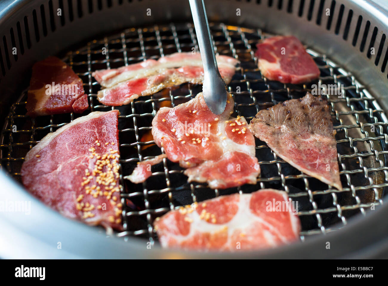 Libre de viande sur un grill ou un barbecue Banque D'Images