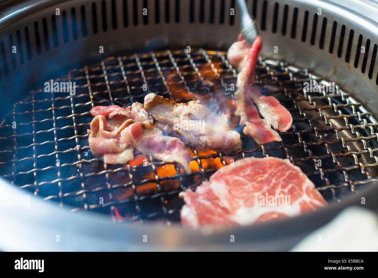 Libre de viande sur un grill ou un barbecue Banque D'Images