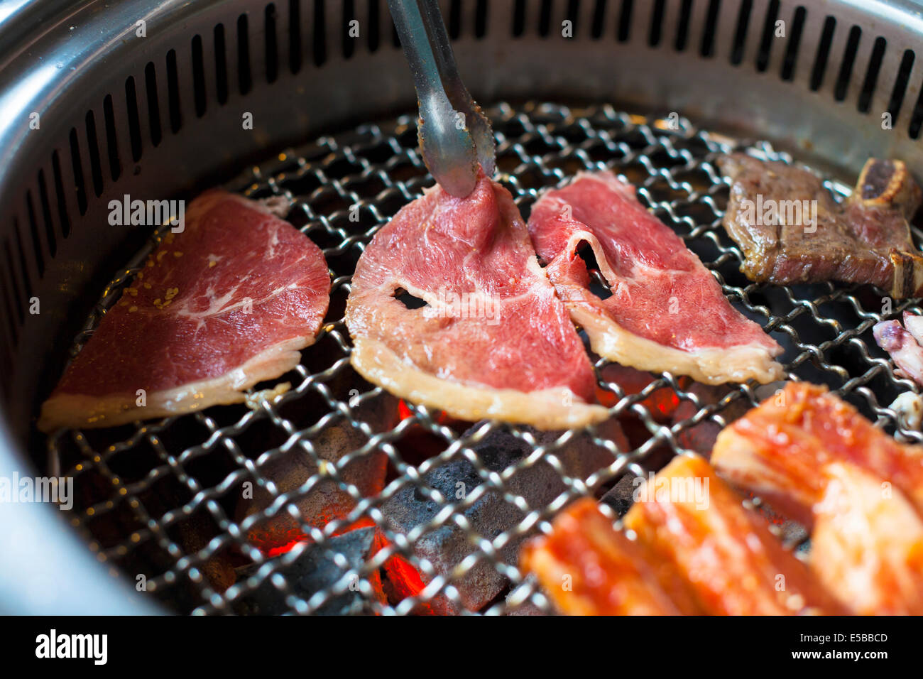 Libre de viande sur un grill ou un barbecue Banque D'Images