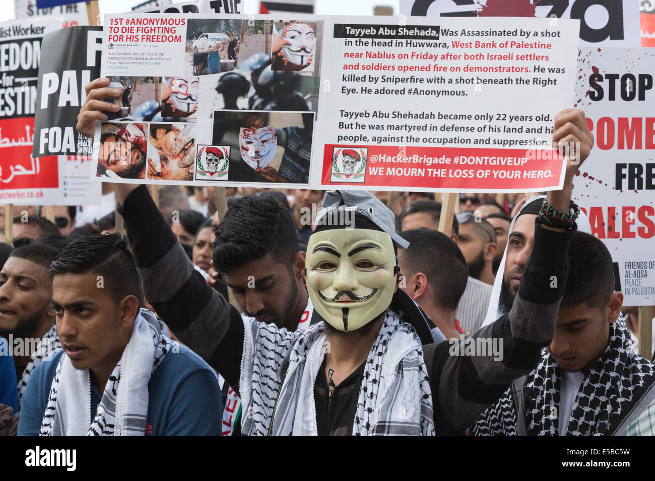 Londres, Royaume-Uni. 26 juillet 2014. Les manifestants se rassemblent dans la place du Parlement et Whitehall après une marche de l'Ambassade israélienne à Kensington à demander la fin de l'action militaire israélienne contre les Palestiniens dans la bande de Gaza lors d'un rallye politique. Credit : Nick Savage/Alamy Live News Banque D'Images