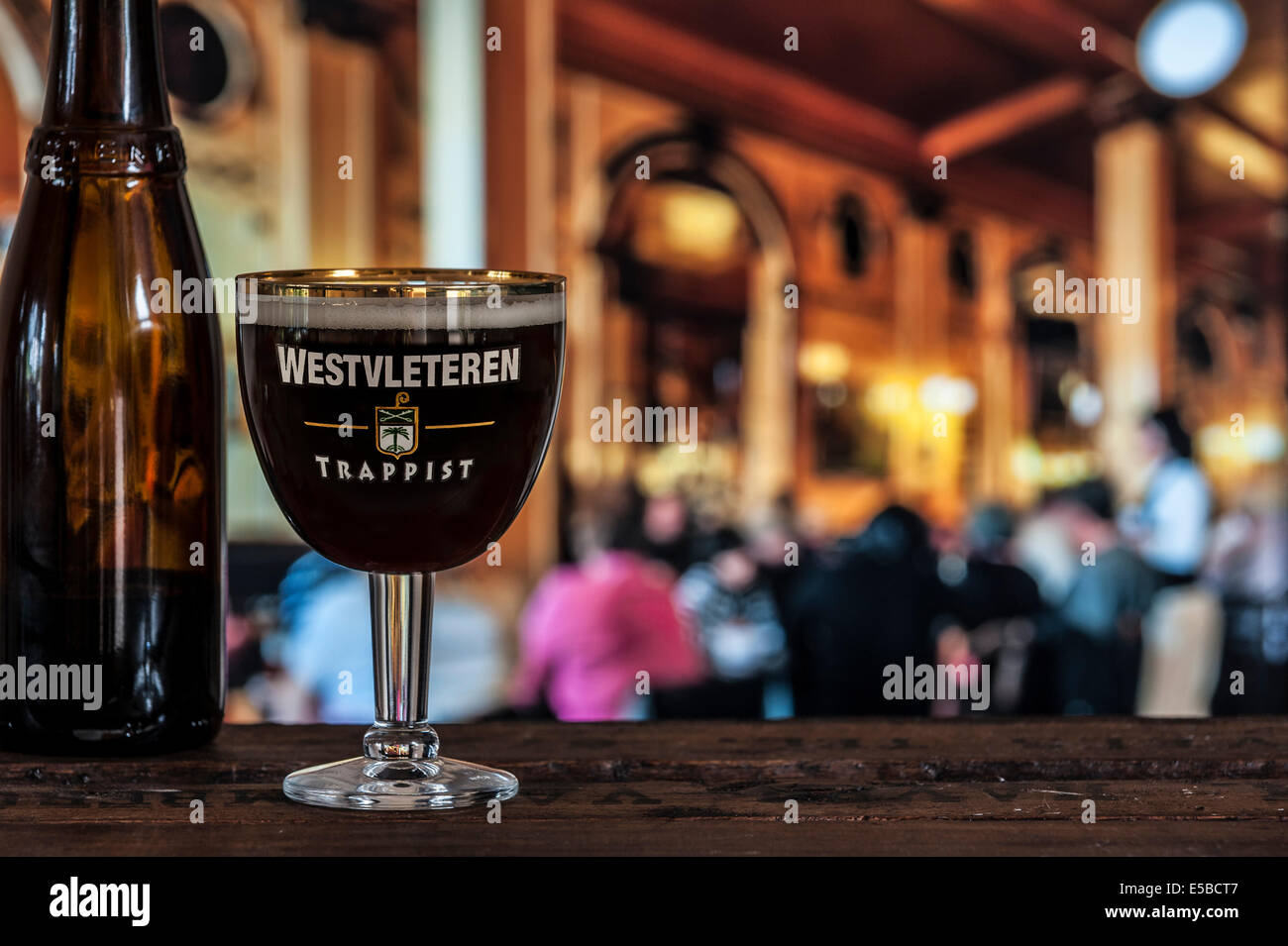 Avec verre trappist Westvleteren - meilleure bière au monde, brassée dans l'abbaye / Sint-Sixtusabdij de Saint Sixte, Belgique Banque D'Images