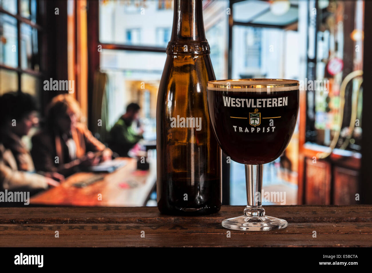 Avec verre trappist Westvleteren - meilleure bière au monde, brassée dans l'abbaye / Sint-Sixtusabdij de Saint Sixte, Belgique Banque D'Images