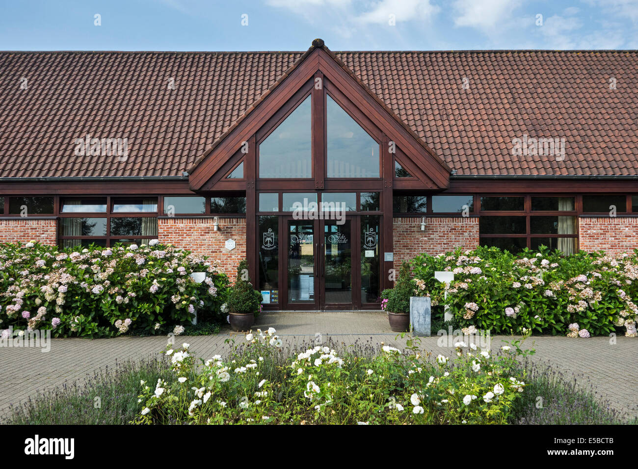 Centre du visiteur dans de Vrede où vous pouvez acheter et déguster la meilleure bière au monde, les bières trappistes Westvleteren, Belgique Banque D'Images
