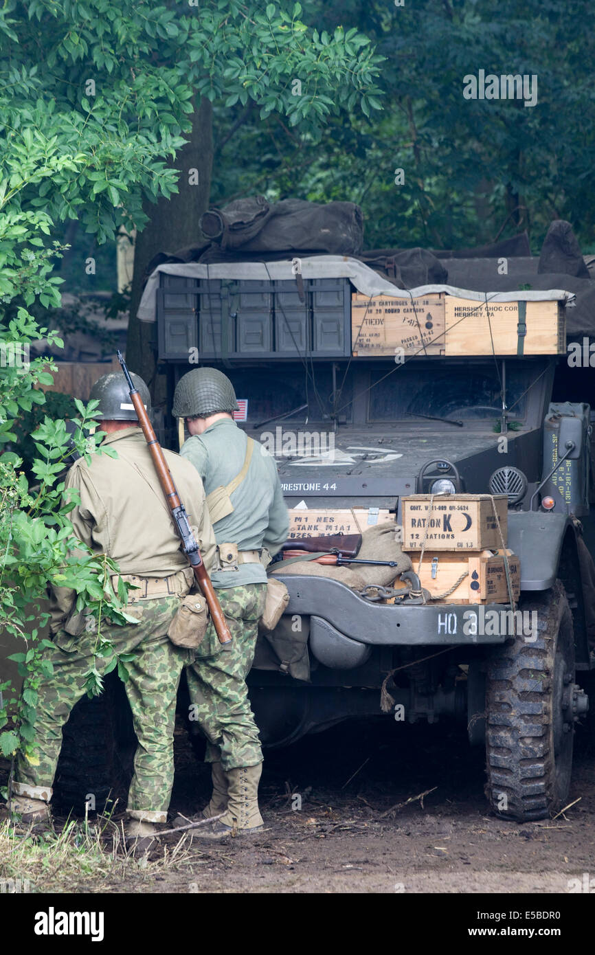 Camions d'approvisionnement sur le champ de bataille à une reconstitution de la WW11 Banque D'Images
