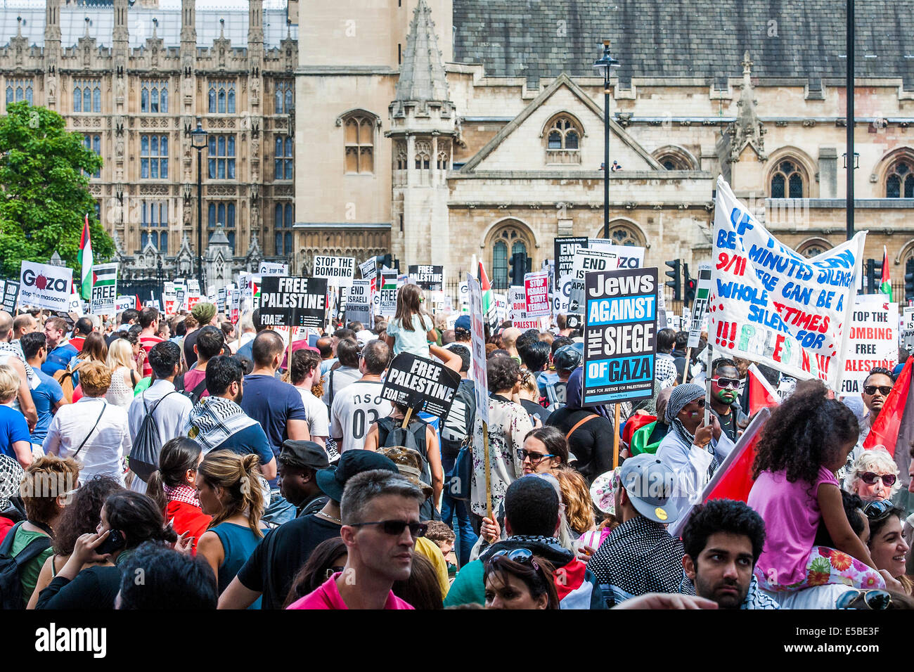 Londres, Royaume-Uni. 26 juillet, 2014. Arrêter le massacre à Gaza" de protestation. Une manifestation appelée par : Coalition contre la guerre, la Solidarité Palestine campagne, Campagne pour le désarmement nucléaire, les Amis de Al Aqsa, British Muslim Initiative, Association des musulmans de Grande-Bretagne, le Forum palestinien en Grande-Bretagne. Ils ont réuni à l'ambassade d'Israël et ont marché vers le Parlement. Ils ont appelé à "l'attentat d'Israël et l'assassinat d'arrêter maintenant et pour David Cameron à cesser de soutenir les crimes de guerre israéliens'. Londres, 26 juillet 2014. Crédit : Guy Bell/Alamy Live News Banque D'Images