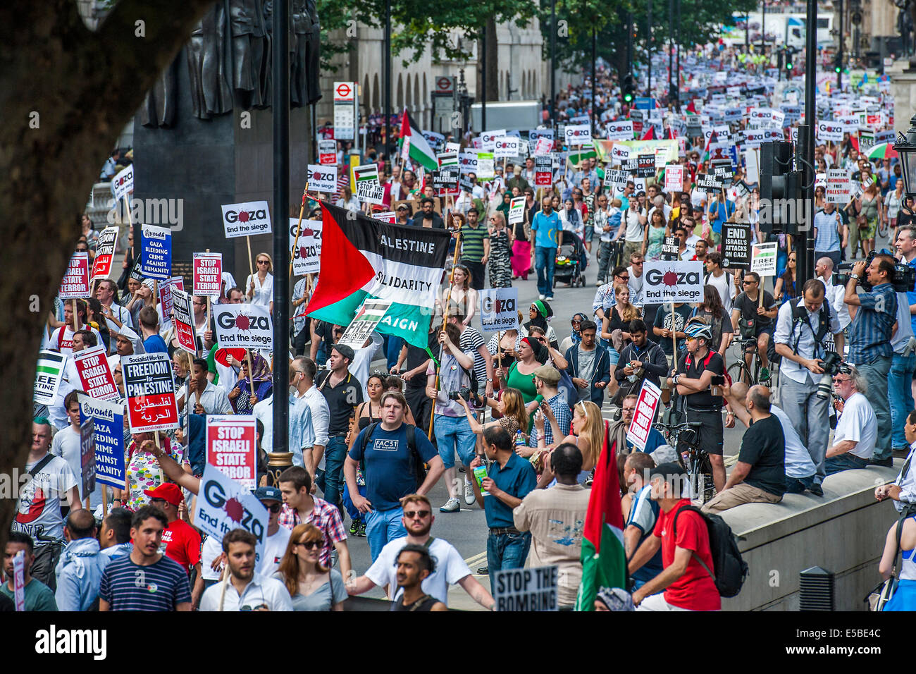 Londres, Royaume-Uni. 26 juillet, 2014. Le laissez-passer de mars Downing Street. Arrêter le massacre à Gaza" de protestation. Une manifestation appelée par : Coalition contre la guerre, la Solidarité Palestine campagne, Campagne pour le désarmement nucléaire, les Amis de Al Aqsa, British Muslim Initiative, Association des musulmans de Grande-Bretagne, le Forum palestinien en Grande-Bretagne. Ils ont réuni à l'ambassade d'Israël et ont marché vers le Parlement. Ils ont appelé à "l'attentat d'Israël et l'assassinat d'arrêter maintenant et pour David Cameron à cesser de soutenir les crimes de guerre israéliens'. Londres, 26 juillet 2014. Crédit : Guy Bell/Alamy Live News Banque D'Images