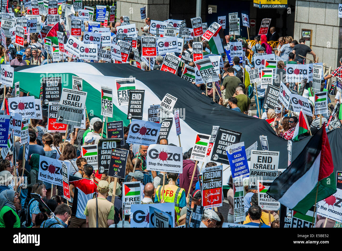 Londres, Royaume-Uni. 26 juillet, 2014. Arrêter le massacre à Gaza" de protestation. Une manifestation appelée par : Coalition contre la guerre, la Solidarité Palestine campagne, Campagne pour le désarmement nucléaire, les Amis de Al Aqsa, British Muslim Initiative, Association des musulmans de Grande-Bretagne, le Forum palestinien en Grande-Bretagne. Ils ont réuni à l'ambassade d'Israël et ont marché vers le Parlement. Ils ont appelé à "l'attentat d'Israël et l'assassinat d'arrêter maintenant et pour David Cameron à cesser de soutenir les crimes de guerre israéliens'. Londres, 26 juillet 2014. Crédit : Guy Bell/Alamy Live News Banque D'Images