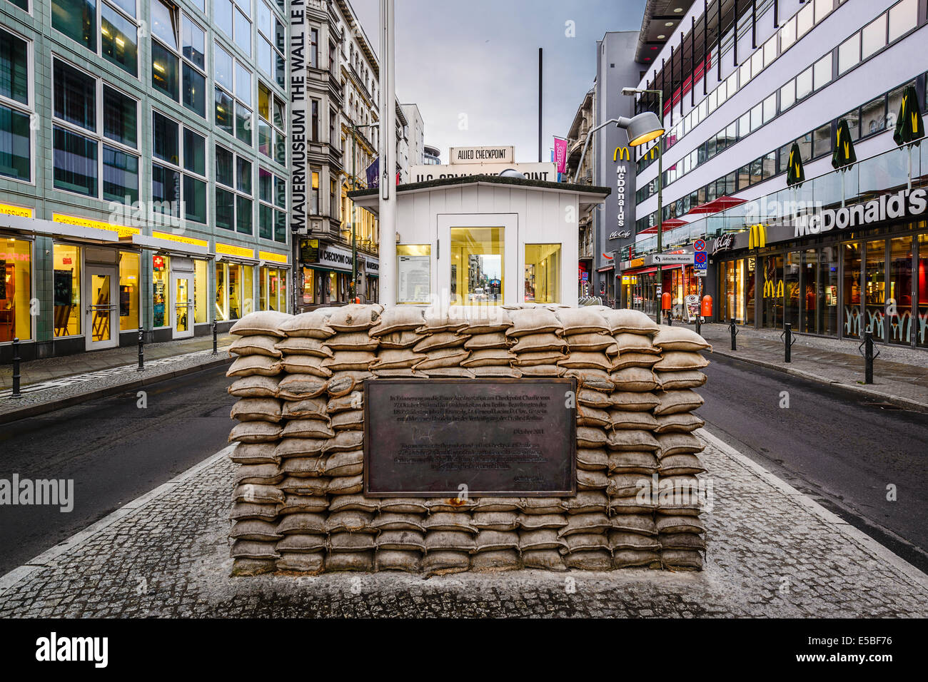 Checkpoint Charlie à Berlin, Allemagne. Banque D'Images