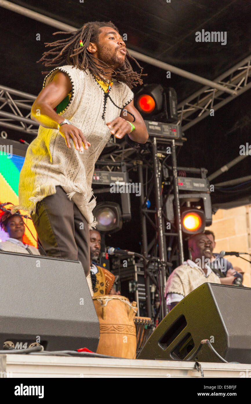 Artiste africain de la musique des danses se joue sur la scène du Nouveau-Brunswick à Merchant City Festival, Glasgow, Écosse, Royaume-Uni Banque D'Images