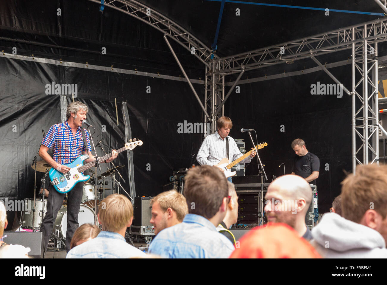 Deux guitaristes masculins sur scène jouant une guitare électrique à une foule à la Merchant City Festival à Glasgow, Scotland, UK 2014 Banque D'Images