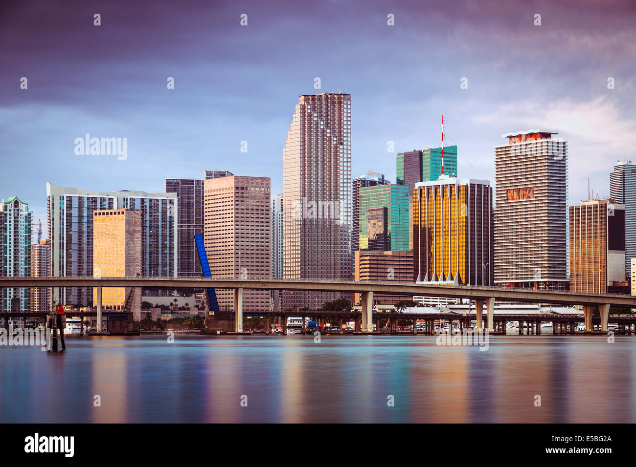 Le centre-ville de Miami, Floride, USA de Biscayne Bay. Banque D'Images