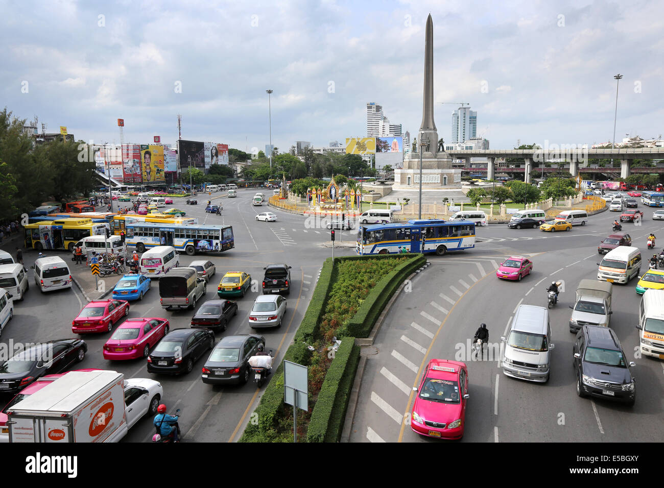 Bangkok, le trafic à Victory Monument rond-point, Bangkok, Thailande, Asie Banque D'Images