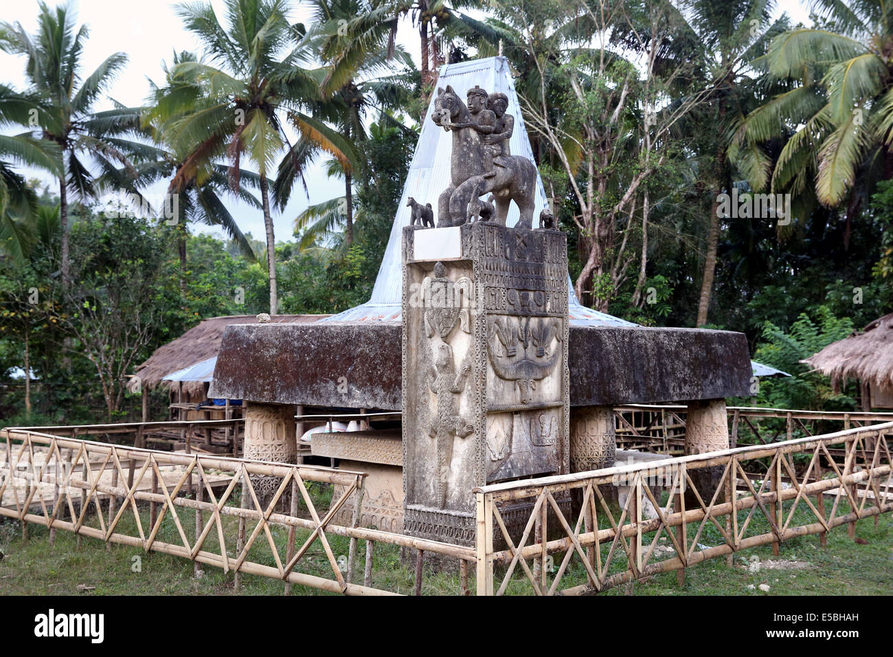 Grave la dalle à totem, un village traditionnel de l'île de Sumba, Indonésie, Asie Banque D'Images