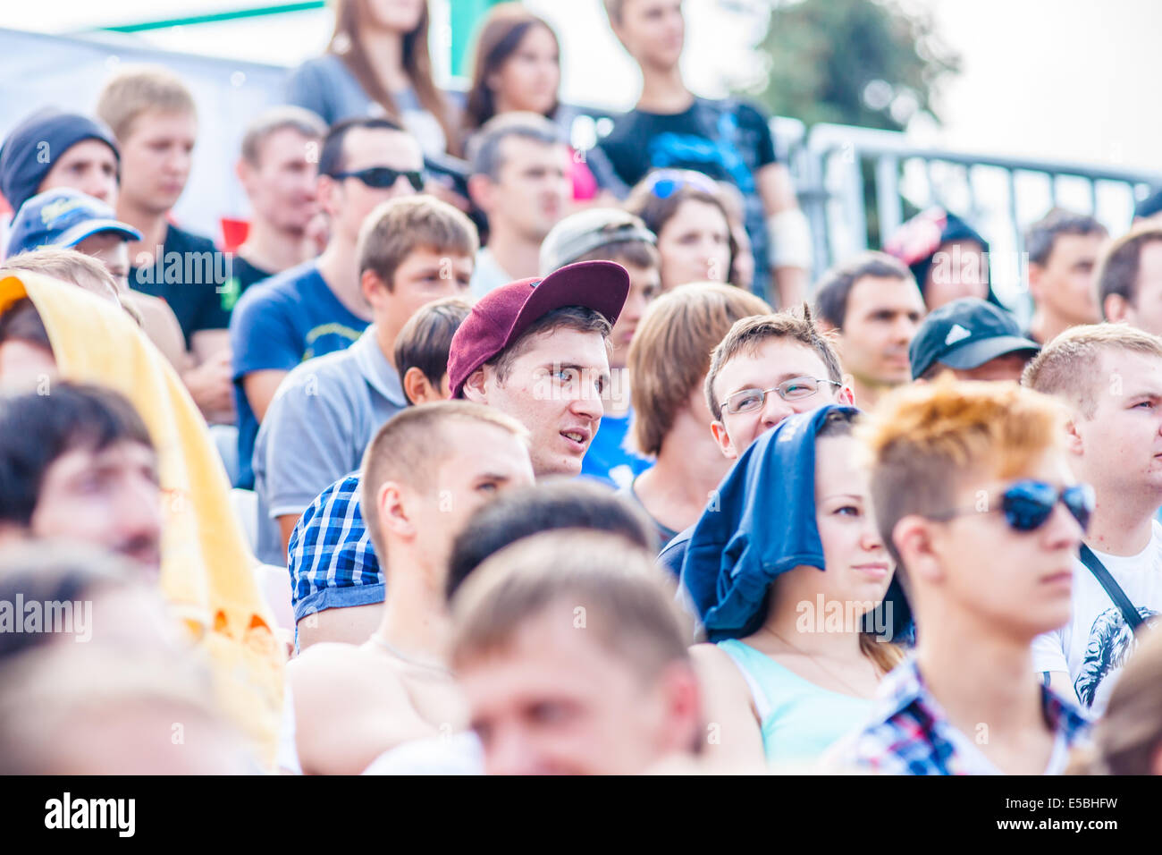 Moscou, Russie. 26 juillet, 2014. Jeux de la ville de Moscou en 2014 festival du sport a eu lieu au Complexe sportif olympique Luzhniky de Moscou. L'objectif de l'événement n'est pas seulement de divertir public, mais d'attirer l'attention des gens de sport, par exemple, pour les exercices d'entraînement et de la rue, démontrer les réalisations dans les sports extrêmes, ainsi que de favoriser l'exercice et mode de vie sain chez les jeunes et les personnes âgées, en bonne santé et les personnes handicapées. Concours international d'entraînement et exercices locaux. Les spectateurs. Crédit : Alex's Pictures/Alamy Live News Banque D'Images