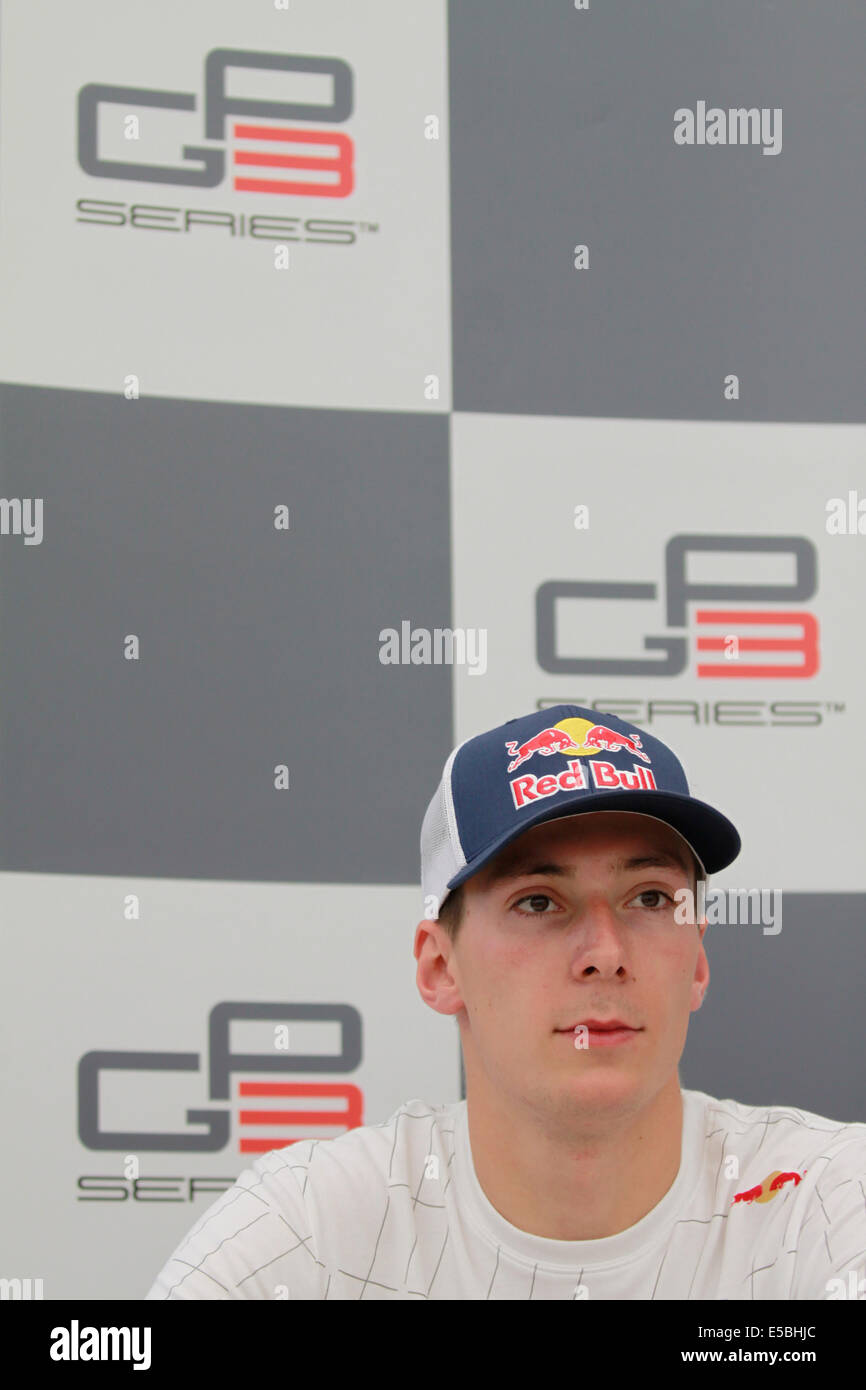 Magyorod, Hungaroring, Hongrie. 26 juillet, 2014. Les courses de GP3 series sur le Hungaroring. Alex Lynn (GBR) de l'équipe Carlin au cours de conférence de presse après la séance de qualification Crédit : Piotr Zajac/Alamy Live News Banque D'Images