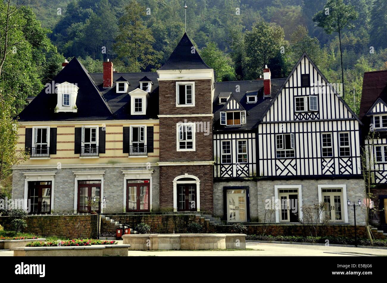 BAI LU VILLE, CHINE : d'inspiration française et à colombages maisons en stuc line une place de village * Banque D'Images