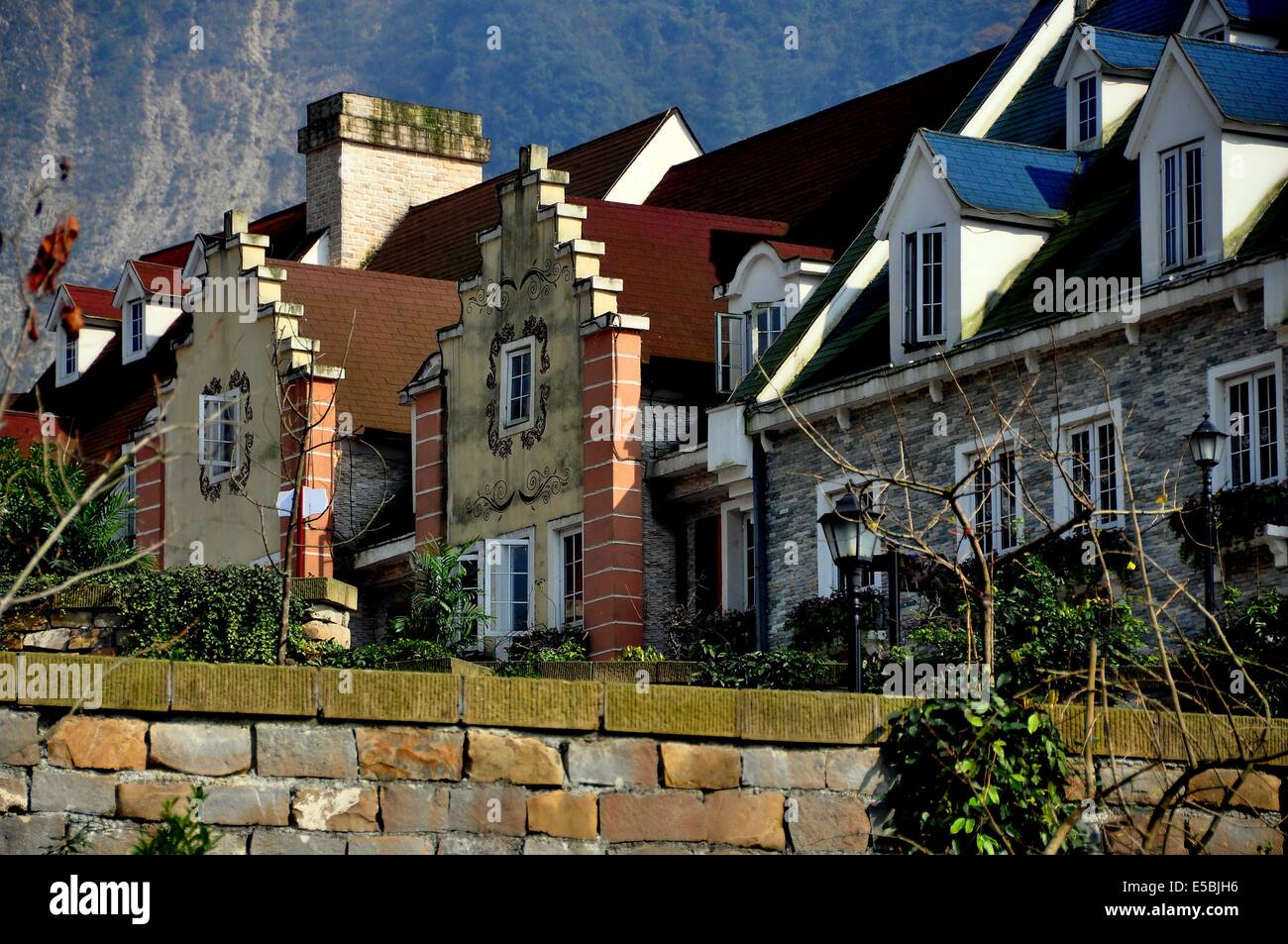 BAI LU / Sichuan, Chine : des maisons de style alsacien avec lucarnes, toits en pente raide, large, cheminées et s'gables Banque D'Images