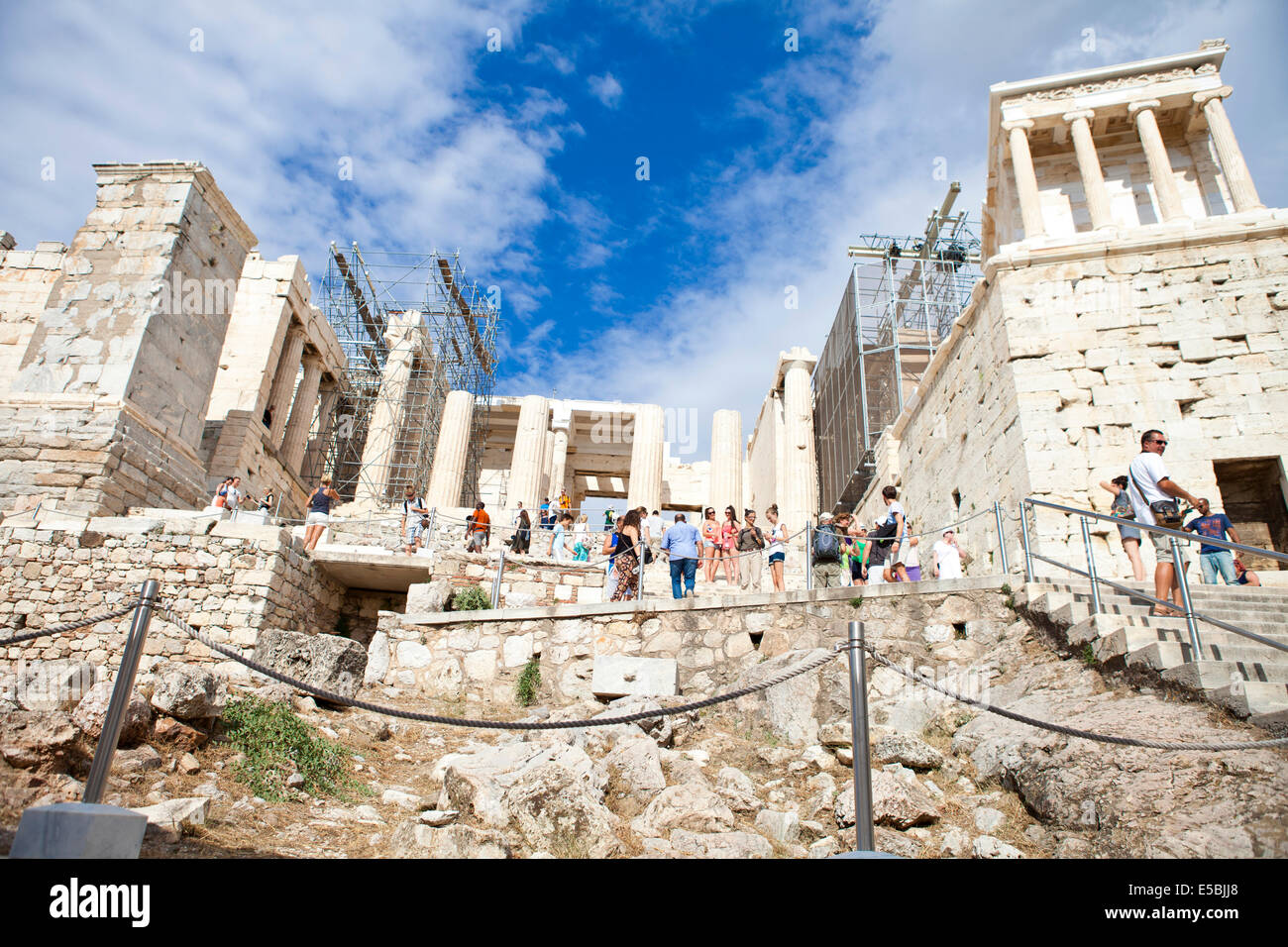 Des Propylées acropole d'Athènes, en tant que touristes entrant dans le Parthénon. Banque D'Images