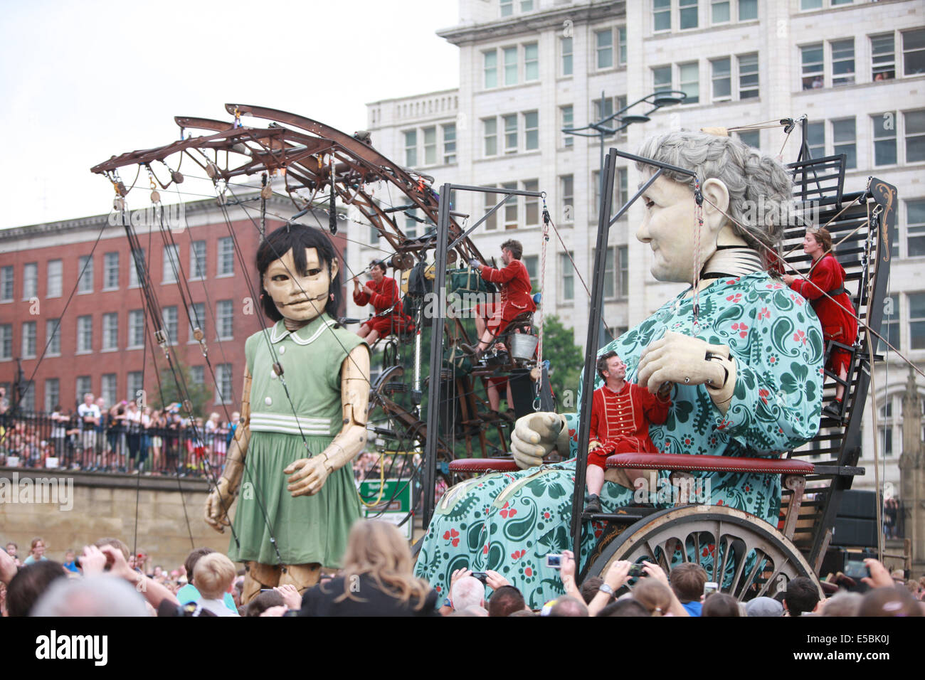 Liverpool, Royaume-Uni. 26 juillet, 2014. Grand-mère et fille Little Giant Giant, âgés de 85 et 25 pieds / 7,4 mètres de hauteur, près de Pier Head, Liverpool sur leur horaire de marche autour du centre de Liverpool. Les géants retour à Liverpool, ayant été très populaire en 2012, et sont la création de la compagnie de théâtre de rue française "Royal de Luxe". Il est grand-mère, premier ministre britannique des géants. Les géants sont performants dans 'Mémoires d'août 1914" un conte de guerre storie liés à l'anniversaire 100 ans du début de la Première Guerre mondiale. Grand-mère est le premier géant du "Royal de Luxe" creations pour être capable de parler. © Banque D'Images