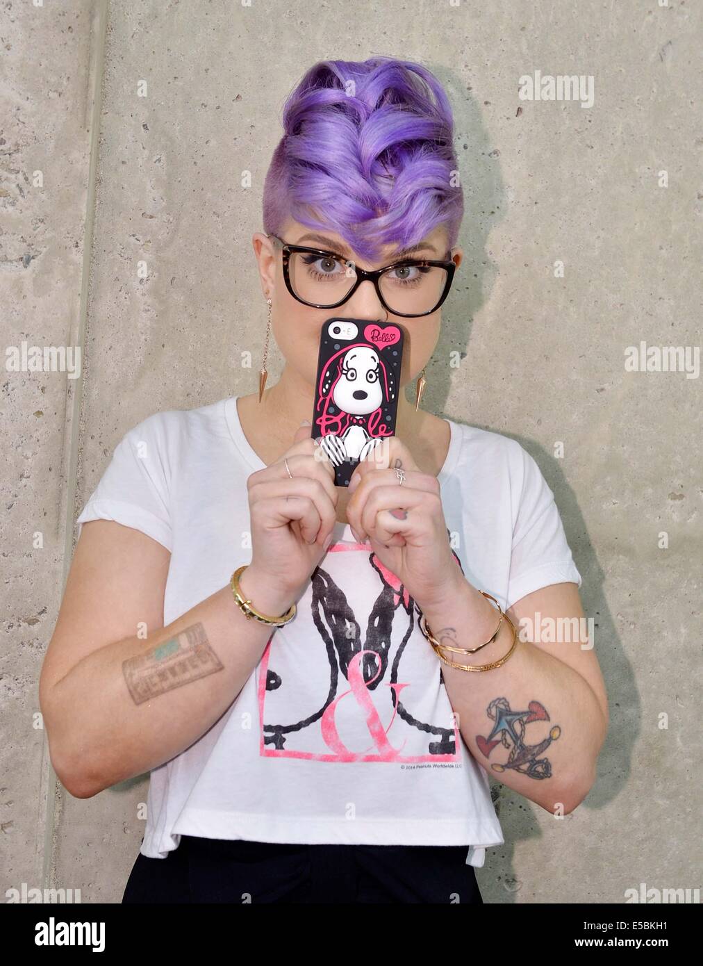San Diego, USA. 26 juillet, 2014. E ! La Police de la mode fashionista Kelly Osbourne assiste à la Comic-Con de San Diego avec Snoopy et sa soeur Belle, qui a un moment de la mode. Credit : Lisa Rose/Globe Photos/ZUMA/Alamy Fil Live News Banque D'Images