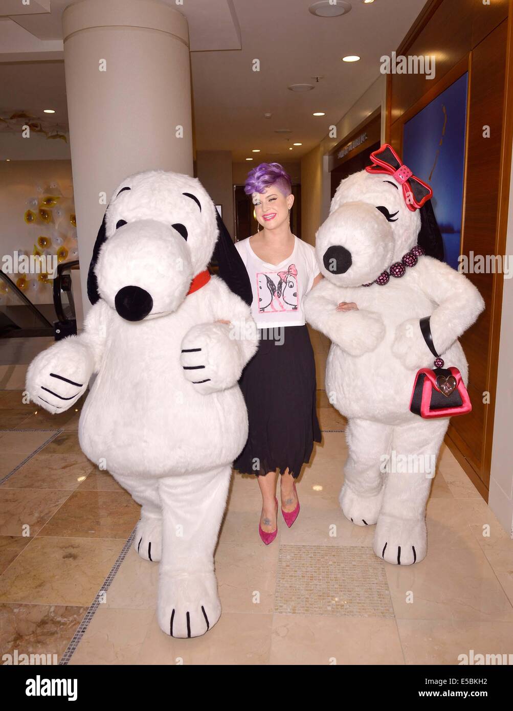 San Diego, USA. 26 juillet, 2014. E ! La Police de la mode fashionista Kelly Osbourne assiste à la Comic-Con de San Diego avec Snoopy et sa soeur Belle, qui a un moment de la mode. Credit : Lisa Rose/Globe Photos/ZUMA/Alamy Fil Live News Banque D'Images