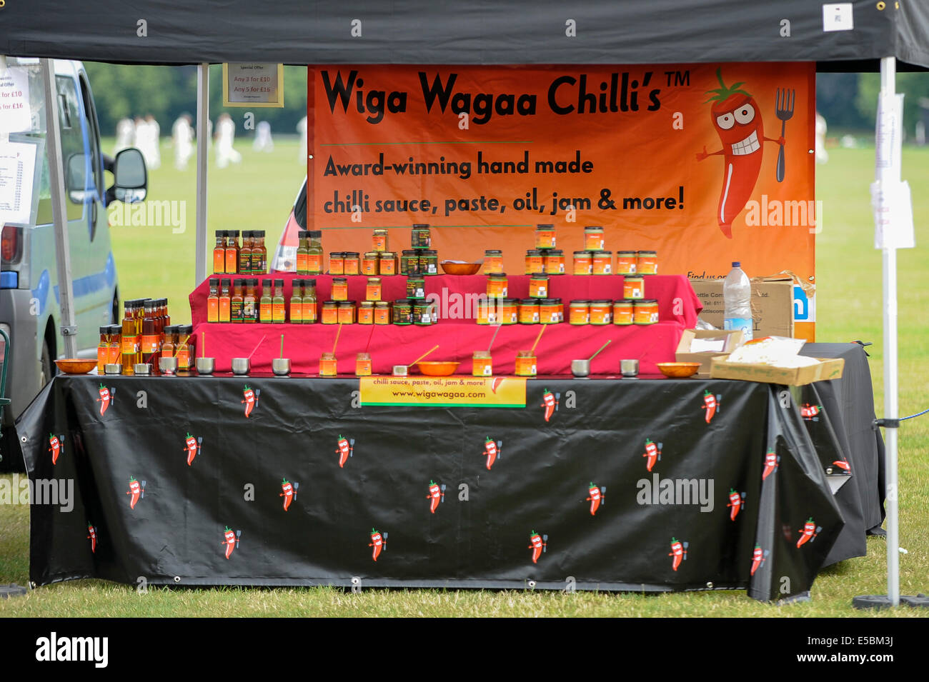 Bushey, Hertfordshire, Royaume-Uni, 27 juillet 2014 - La Fiesta 2014 Chili Hertfordshire Awesome a attiré les visiteurs épris de chili. Présenté : Le Wiga Wagaa Chili's, wc séparés. Crédit : Stephen Chung/Alamy Live News Banque D'Images