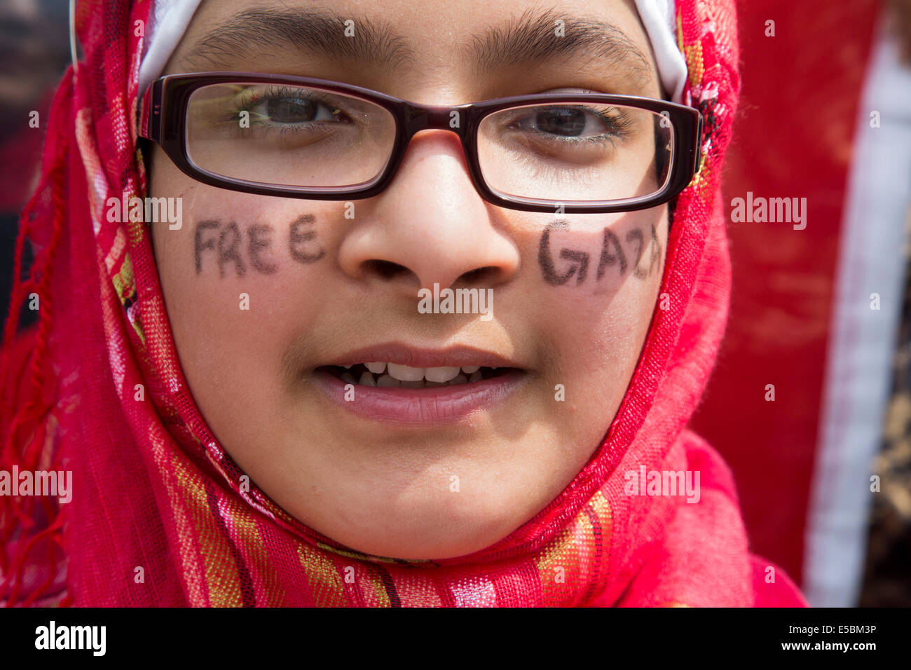Dearborn, Michigan, USA. D'origine arabe rassemblement à Dearborn hôtel de ville pour protester contre l'action militaire d'Israël à Gaza. Plus de 1 000 Palestiniens ont été tués, pour la plupart des civils. Crédit : Jim West/Alamy Live News Banque D'Images