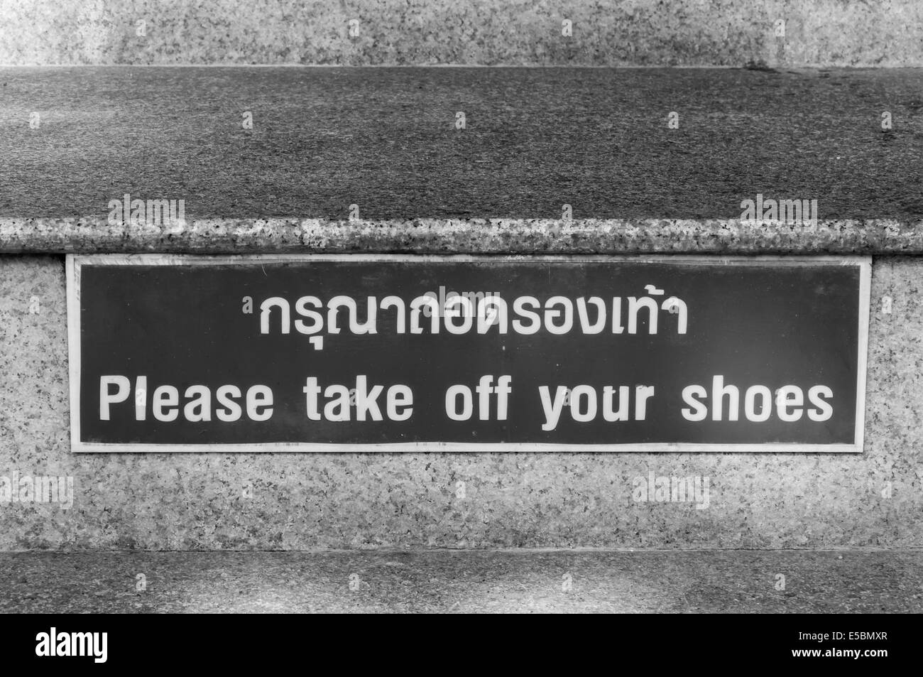 'Veuillez enlever vos chaussures' en Thaïlande Banque D'Images