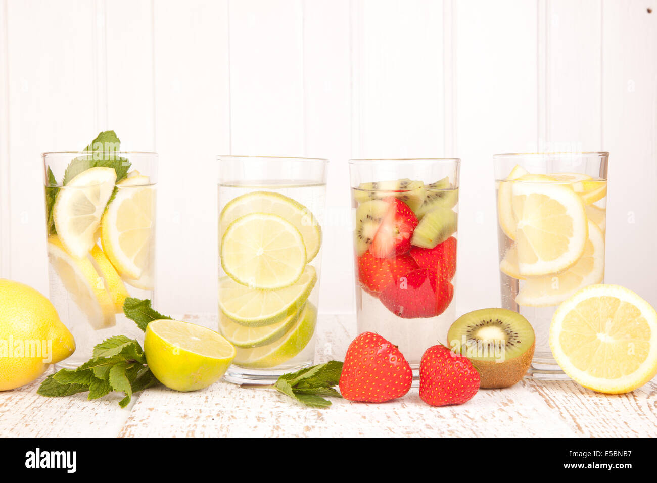 Lime, citron, fraise, kiwi boissons de l'eau Banque D'Images
