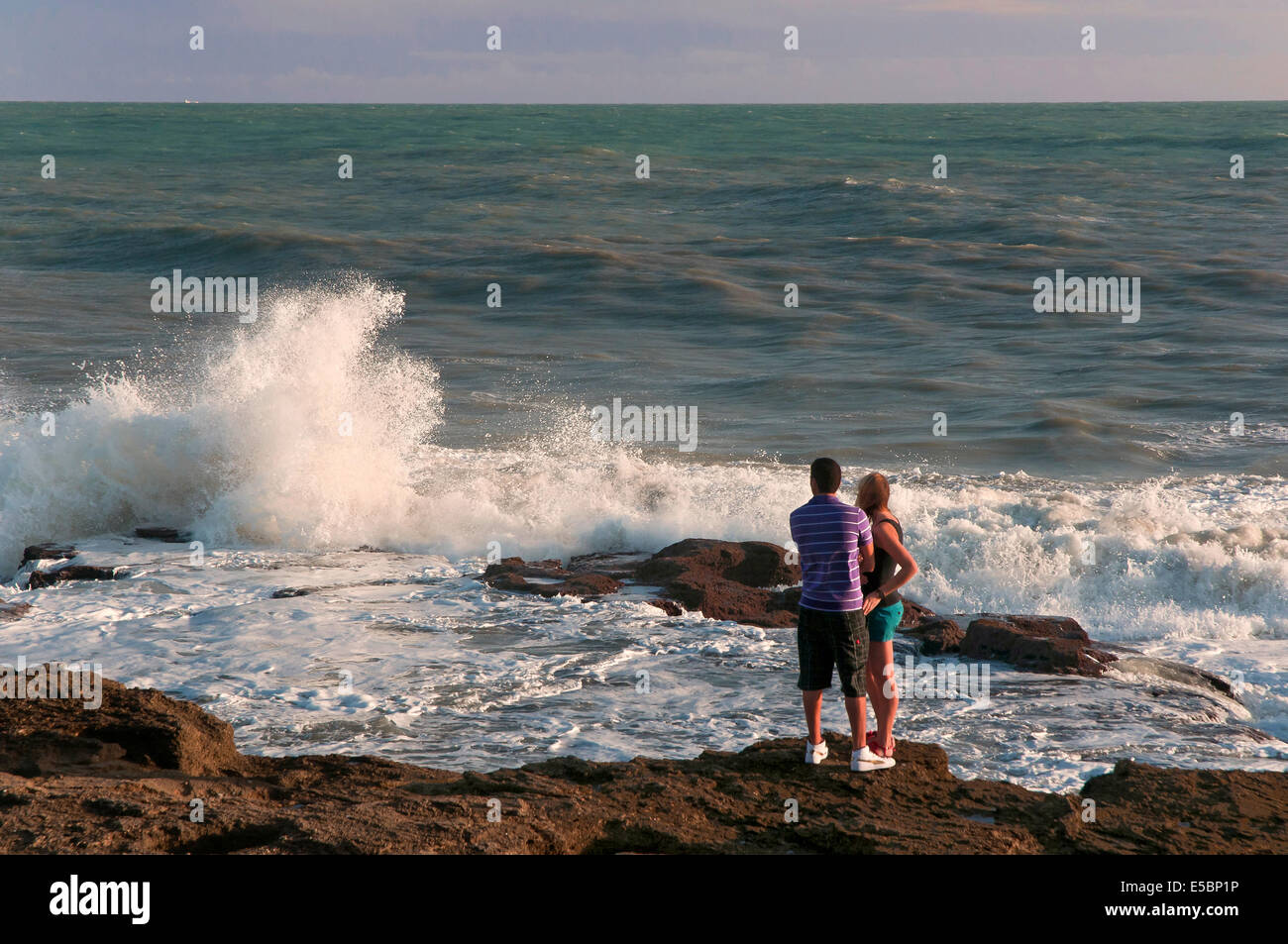 Brise-lames et jeune couple, Cadix, Andalousie, Espagne, Europe Banque D'Images
