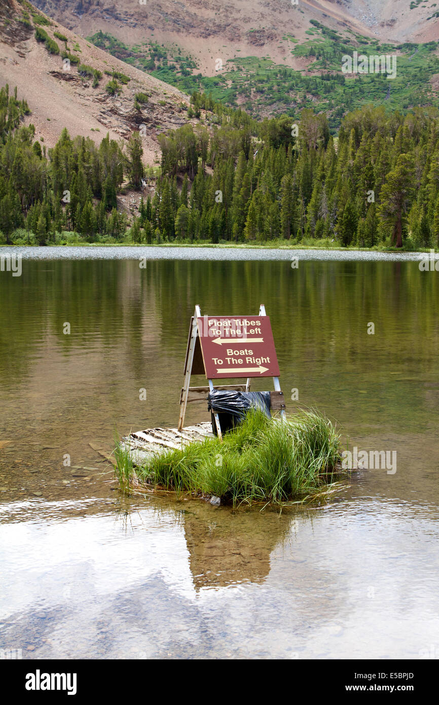 Voile et float tube lancer au Virginia Lakes Resort de l'Toiyobe national forest dans les montagnes de la Sierra Nevada en Californie Banque D'Images