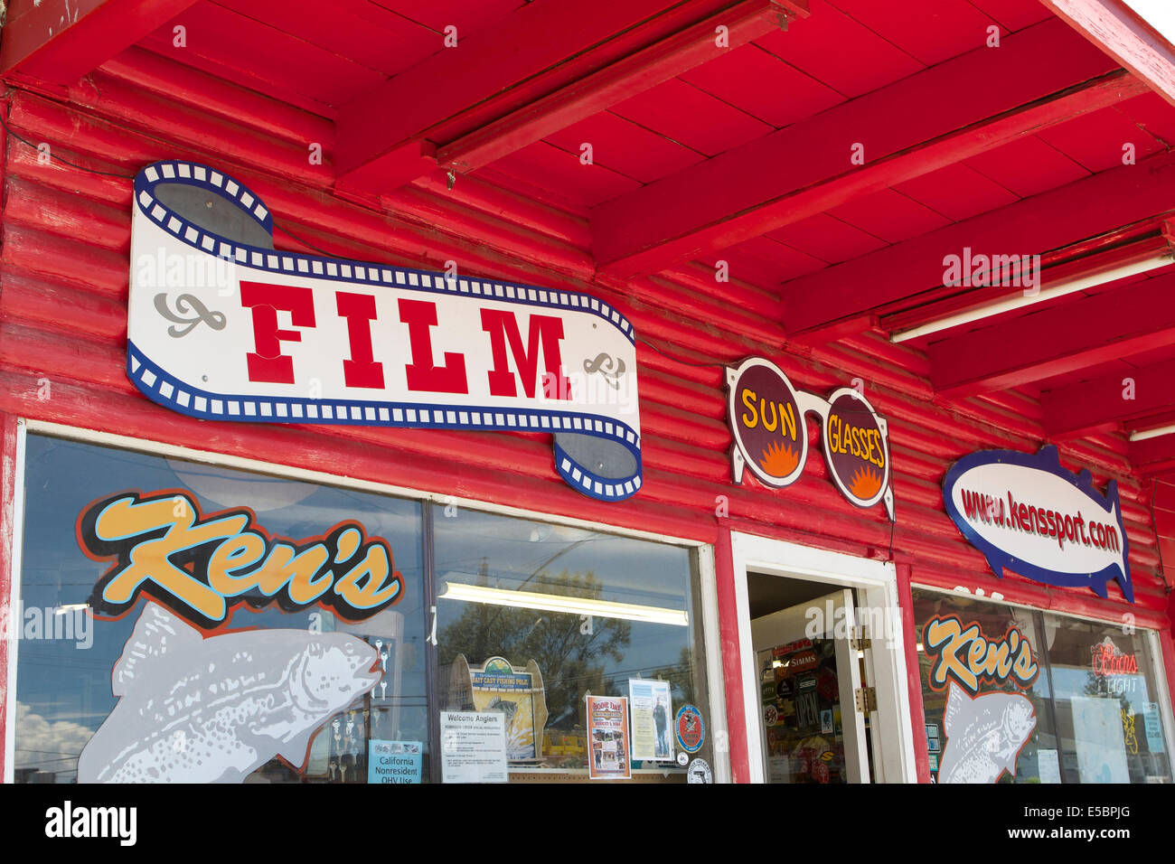 Film de l'appareil photo affiche à l'extérieur d'un magasin de sport de Bridgeport, Californie Banque D'Images