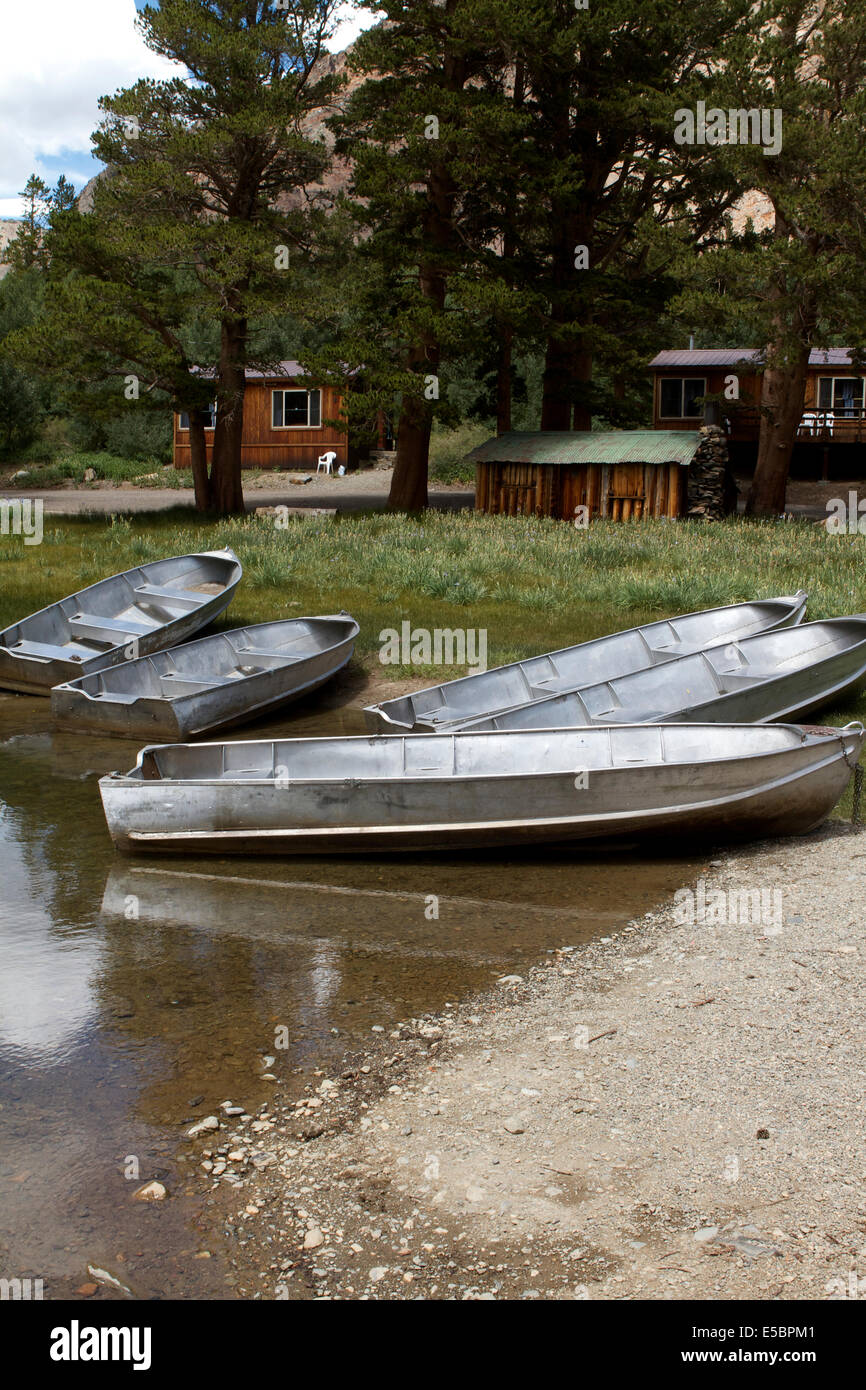 Bateaux en aluminium sur un lac banque avec cabines invités à l'arrière-plan à la Virginia lacs dans l'Est des montagnes Sierra en Californie Banque D'Images