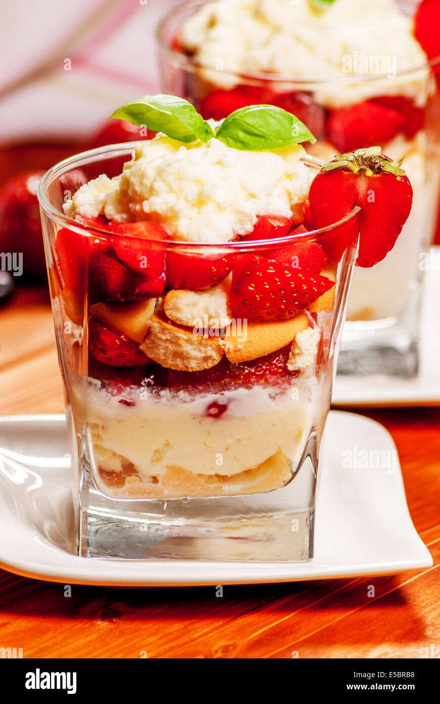 Trifle à la fraise cheesecake ou sur table en bois Banque D'Images