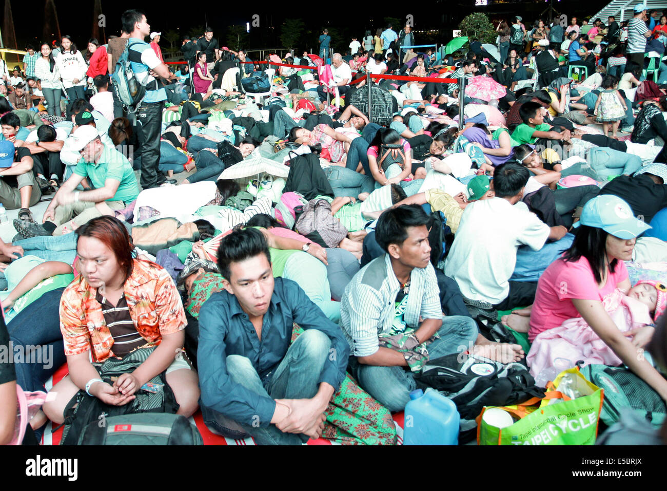 Des milliers de fidèles se rassemblent à l'extérieur de l'arène des Philippines en préparation de l'Iglesia Ni Cristo dans les célébrations du centenaire de la ville de Bulacan. Iglesia ni Cristo (Church of Christ) est une dénomination chrétienne religion qui trouve son origine dans les Philippines en 1914 en vertu de l'fondateur Felix Manalo, qui est devenu le premier ministre exécutif. L'Iglesia ni Cristo proclame elle-même d'être la seule vraie église et prétend que c'est la restauration de l'église fondée par Jésus et que toutes les autres églises chrétiennes, y compris l'Église catholique romaine, sont des apostats. (Photo par Mark R. Fredesjed Cristino/Pac. Banque D'Images