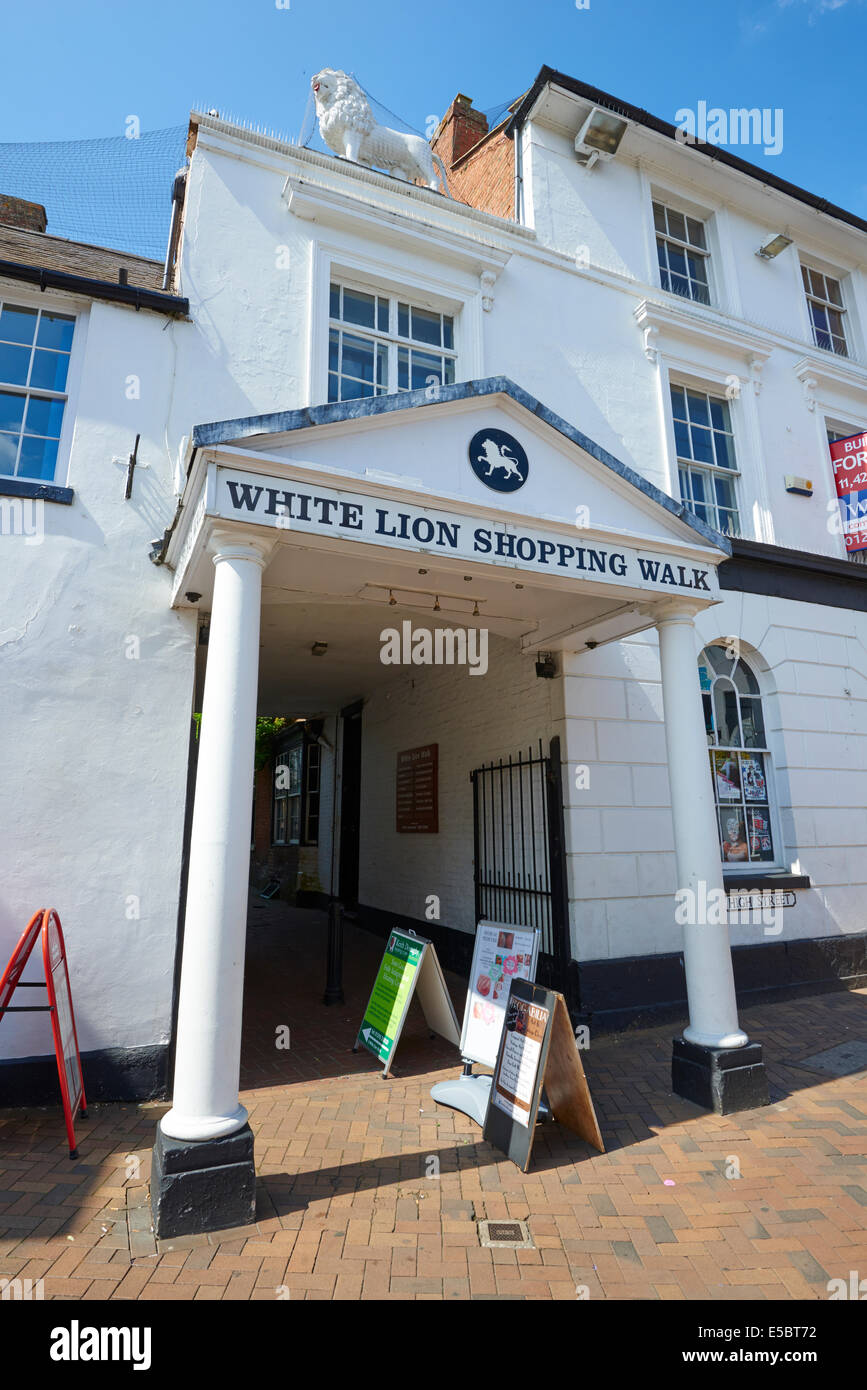 Lion Blanc à pied Shopping High Street Oxfordshire Banbury Royaume-uni Banque D'Images