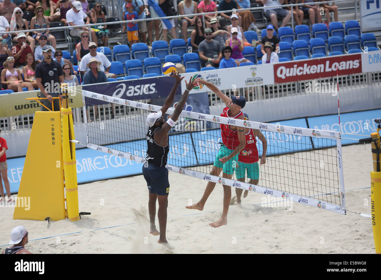 25 juillet 2014 - Long Beach, Californie, États-Unis - Phil Dalhausser frappe une balle passé un adversaire brésilien au cours de l'élimination des parties dans les CIAS Série du Monde de Beach Volley à Long Beach, Californie, 25 juillet 2014. Dalhausser et Sean Rosenthal des États-Unis feront face à une équipe polonaise dans la finale chez les hommes. (Crédit Image : © Jeremy/Breningstall Zuma sur le fil) Banque D'Images