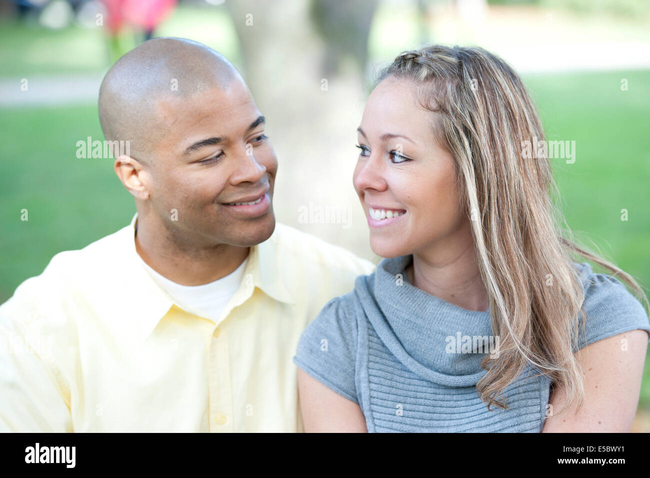 Happy young couple interracial qui posent ensemble sur une journée ensoleillée. Banque D'Images